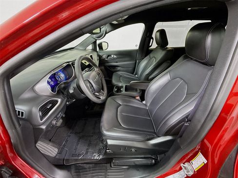 Used 2025 Chrysler Pacifica Select FWD image 2