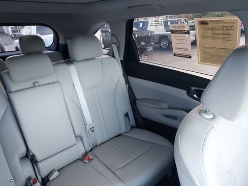 Used 2025 Kia Sorento S w/ Panoramic Sunroof Package image 14