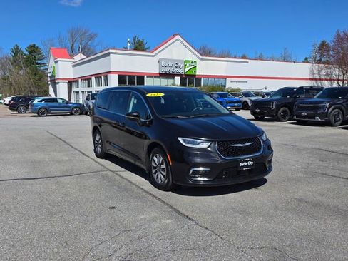 Used 2023 Chrysler Pacifica Touring-L FWD image 32