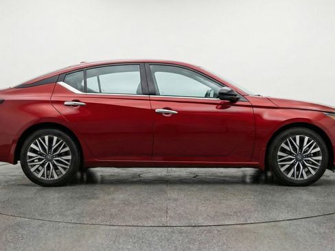Used 2025 Nissan Altima 2.5 SV image 11