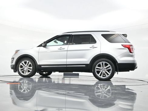 Used 2017 Ford Explorer XLT w/ Equipment Group 202A AWD/4WD image 52