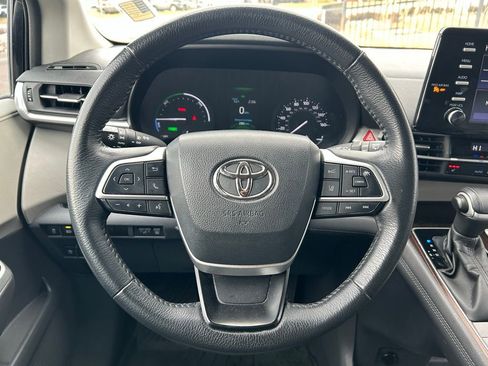 Used 2022 Toyota Sienna XLE image 13