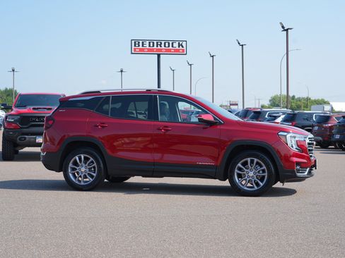 Used 2023 GMC Terrain SLT AWD/4WD image 2