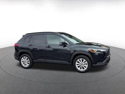 Used 2025 Toyota Corolla Cross LE image 2