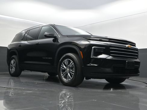 Used 2025 Chevrolet Traverse LT FWD image 38