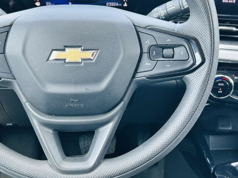 Used 2025 Chevrolet Trax LT FWD image 14