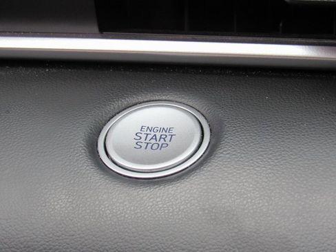 Used 2022 Hyundai Elantra SEL image 15