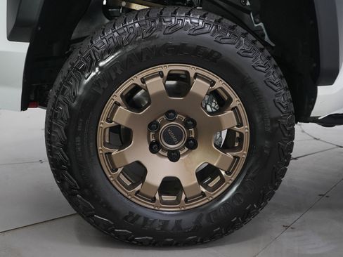 Used 2025 Toyota Tacoma Trailhunter image 31