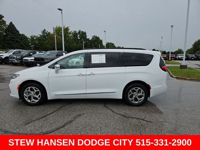 Used 2022 Chrysler Pacifica Limited w/ Uconnect Theater Family Group
