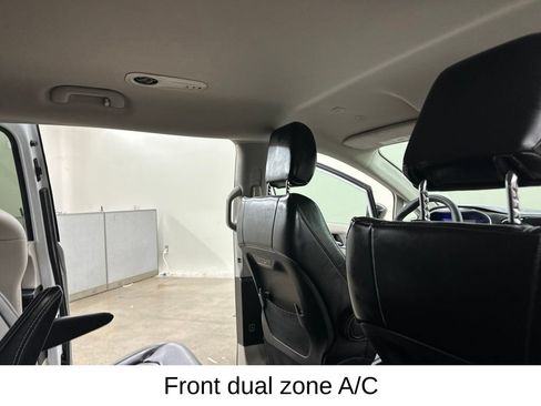 Used 2024 Chrysler Pacifica Touring-L FWD image 23
