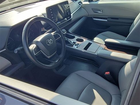 Used 2022 Toyota Sienna XLE image 10