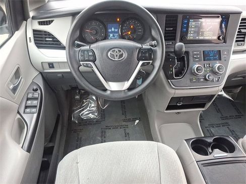 Used 2017 Toyota Sienna LE image 12