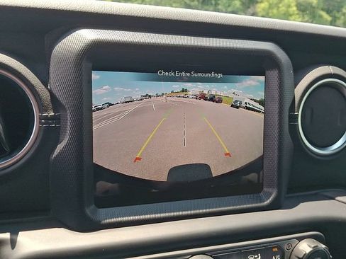 Used 2023 Jeep Wrangler Unlimited Sahara AWD/4WD image 18