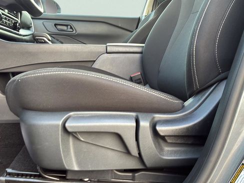 Used 2025 Nissan Rogue S image 32