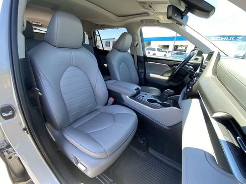 Used 2023 Toyota Highlander XLE AWD/4WD image 25