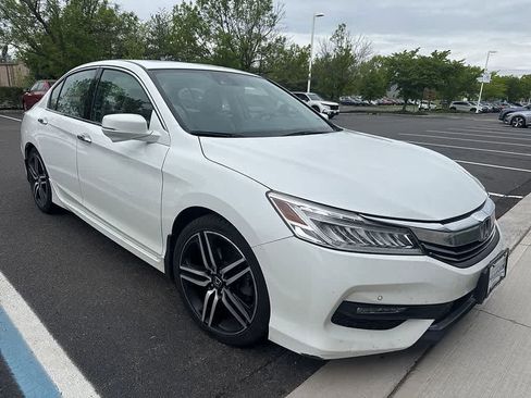 Used 2017 Honda Accord Touring image 3