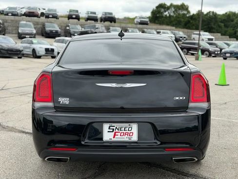 Used 2019 Chrysler 300 Touring w/ Sport Appearance Package RWD image 6