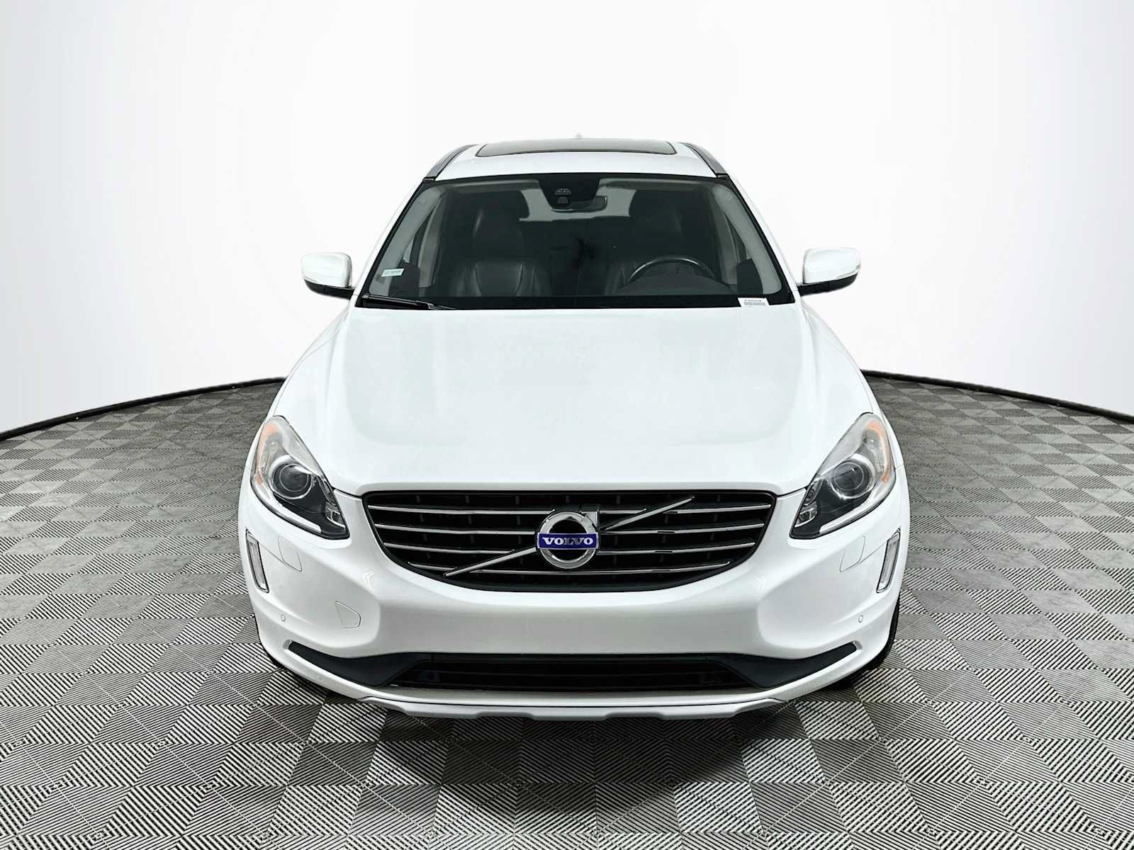 Used 2017 Volvo XC60 T5 Inscription w/ Preferred Option Package FWD image 2