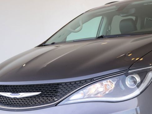 Used 2020 Chrysler Pacifica Touring-L image 11