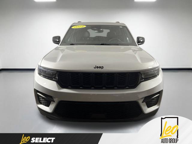 Used 2023 Jeep Grand Cherokee Altitude RWD image 2