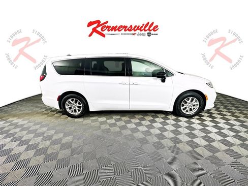 Used 2024 Chrysler Pacifica Touring-L image 8