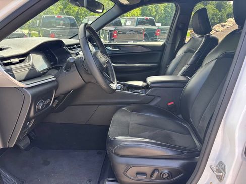 Used 2023 Jeep Grand Cherokee Altitude AWD/4WD image 4