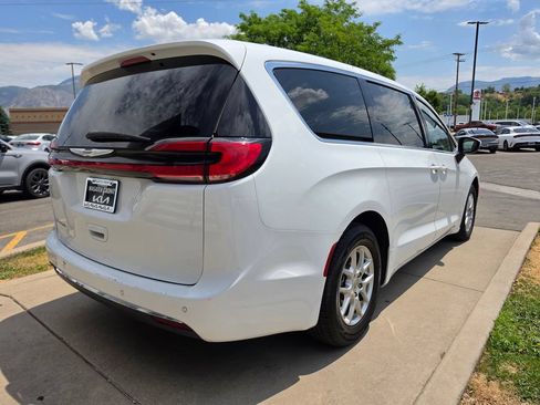 Used 2023 Chrysler Pacifica Touring-L FWD image 5