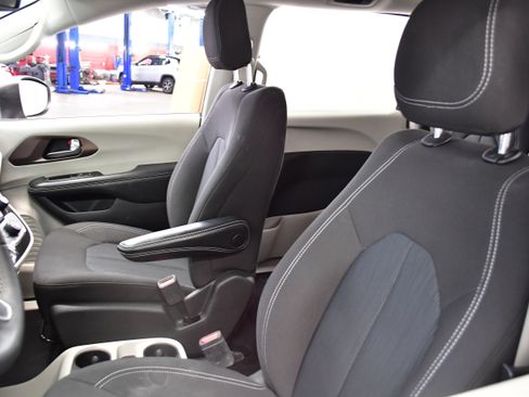 Used 2023 Chrysler Voyager LX FWD image 11