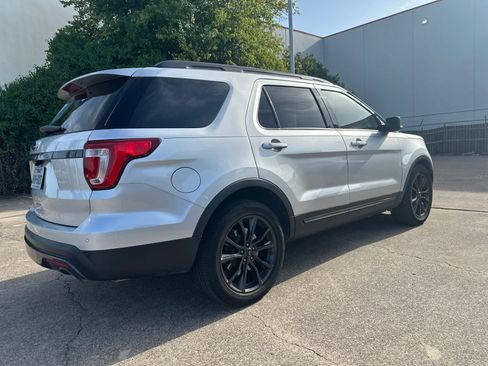 Used 2017 Ford Explorer XLT w/ Equipment Group 202A FWD image 5