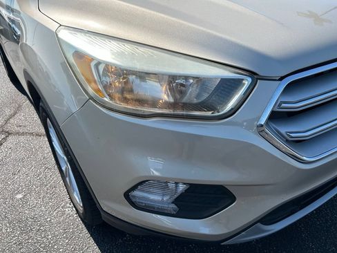 Used 2018 Ford Escape SE w/ SE Sync 3 Package AWD/4WD image 2