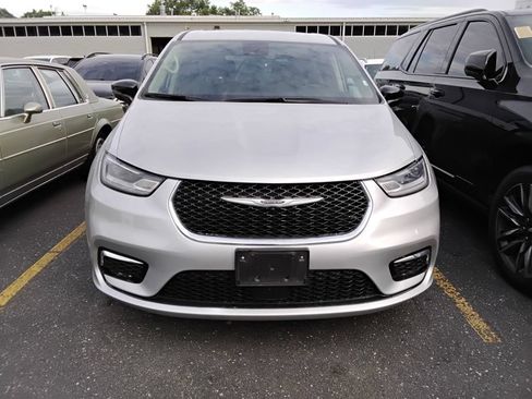 Used 2024 Chrysler Pacifica Touring-L FWD image 13