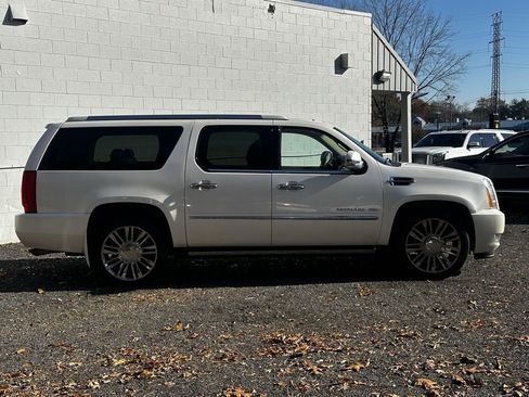 Used 2011 Cadillac Escalade ESV Premium image 9