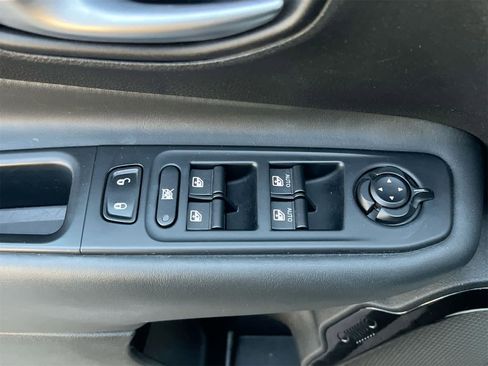 Used 2017 Jeep Renegade Altitude image 17