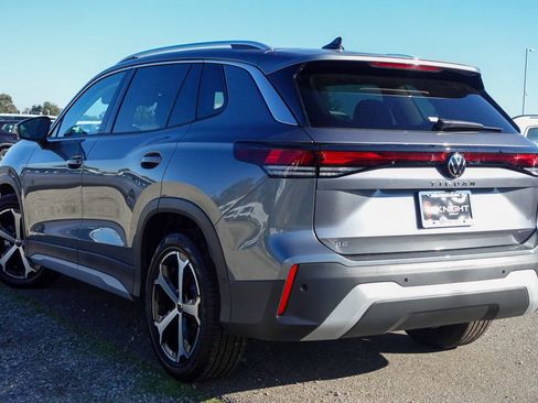 New 2025 Volkswagen Tiguan SE image 9