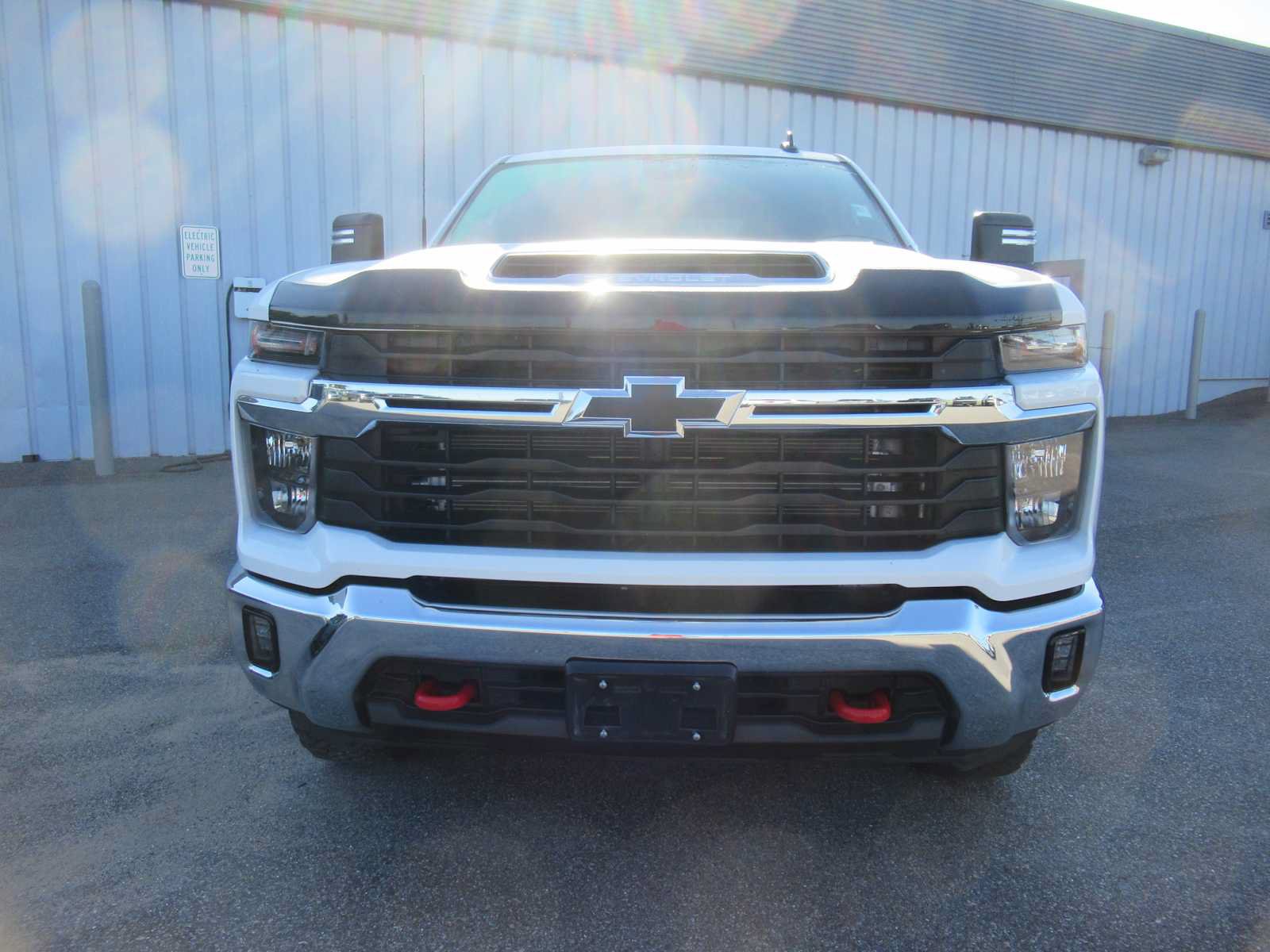 Used 2025 Chevrolet Silverado 2500 LT AWD/4WD image 2