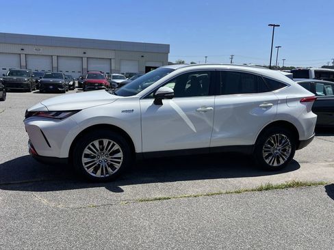 Used 2021 Toyota Venza XLE image 3