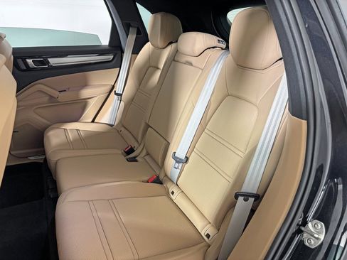 Used 2022 Porsche Cayenne Platinum Edition image 36
