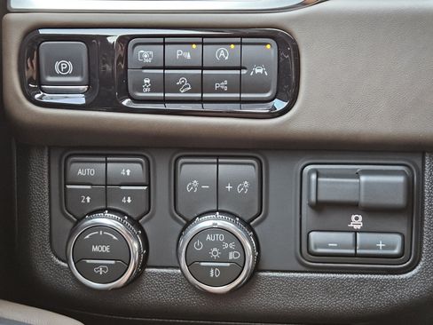 Used 2026 GMC Yukon Denali Ultimate AWD/4WD image 24