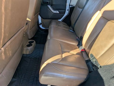 Used 2015 Jeep Wrangler Unlimited Sahara w/ Connectivity Group image 17