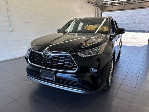 Used 2023 Toyota Highlander Platinum AWD/4WD image 3