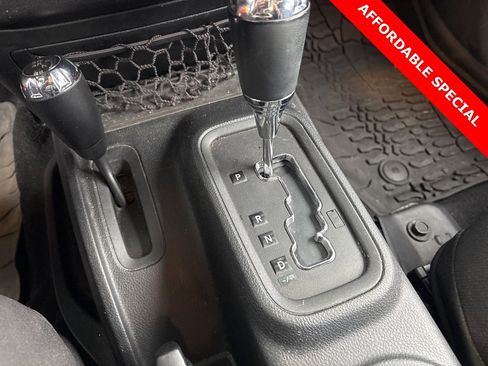 Used 2016 Jeep Wrangler Unlimited Rubicon w/ Connectivity Group image 19