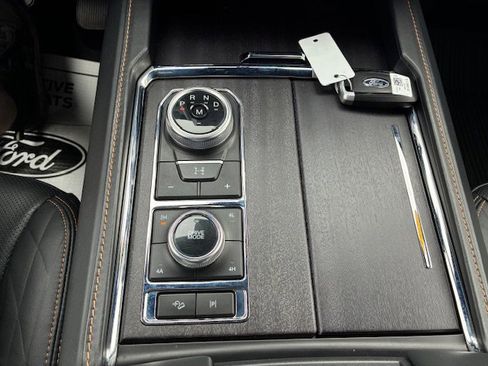 Used 2023 Ford Expedition Platinum image 27
