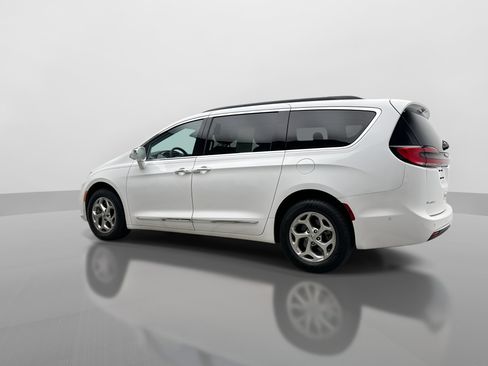 Used 2022 Chrysler Pacifica Limited AWD/4WD image 3