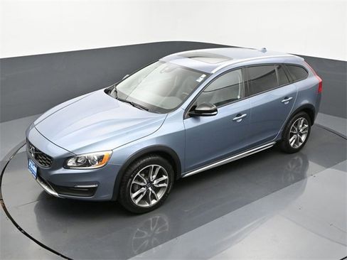 Used 2018 Volvo V60 T5 Cross Country w/ Convenience Package image 15