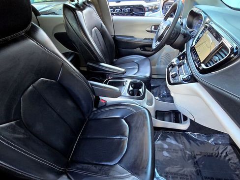 Certified 2024 Chrysler Pacifica Select image 23