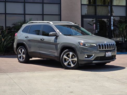 Used 2020 Jeep Cherokee Limited image 3