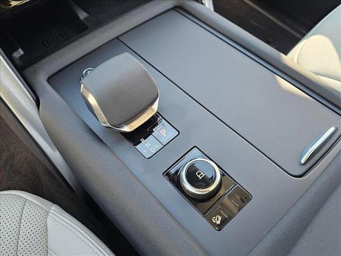 New 2025 Land Rover Discovery S image 15