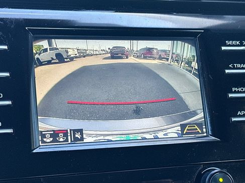 Used 2018 Toyota Camry SE w/ Moonroof Package FWD image 18