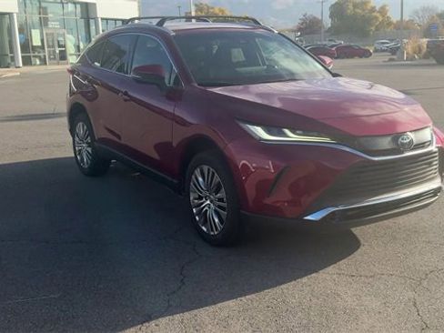 Used 2022 Toyota Venza XLE image 9