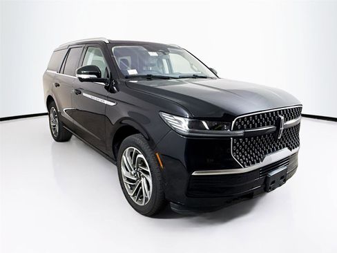 Used 2025 Lincoln Navigator Reserve image 11